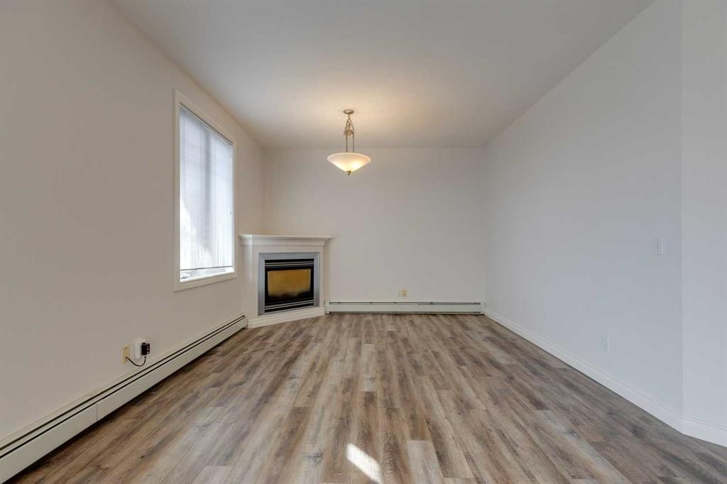 304-1606 4 Street Nw, Calgary, AB - Indoor With Fireplace