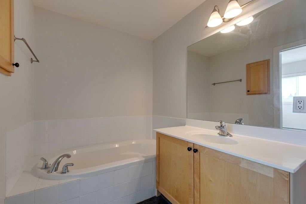 304-1606 4 Street Nw, Calgary, AB - Indoor Photo Showing Bathroom