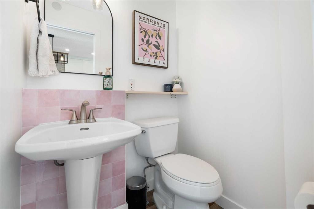 2213 31 Avenue Sw, Calgary, AB - Indoor Photo Showing Bathroom