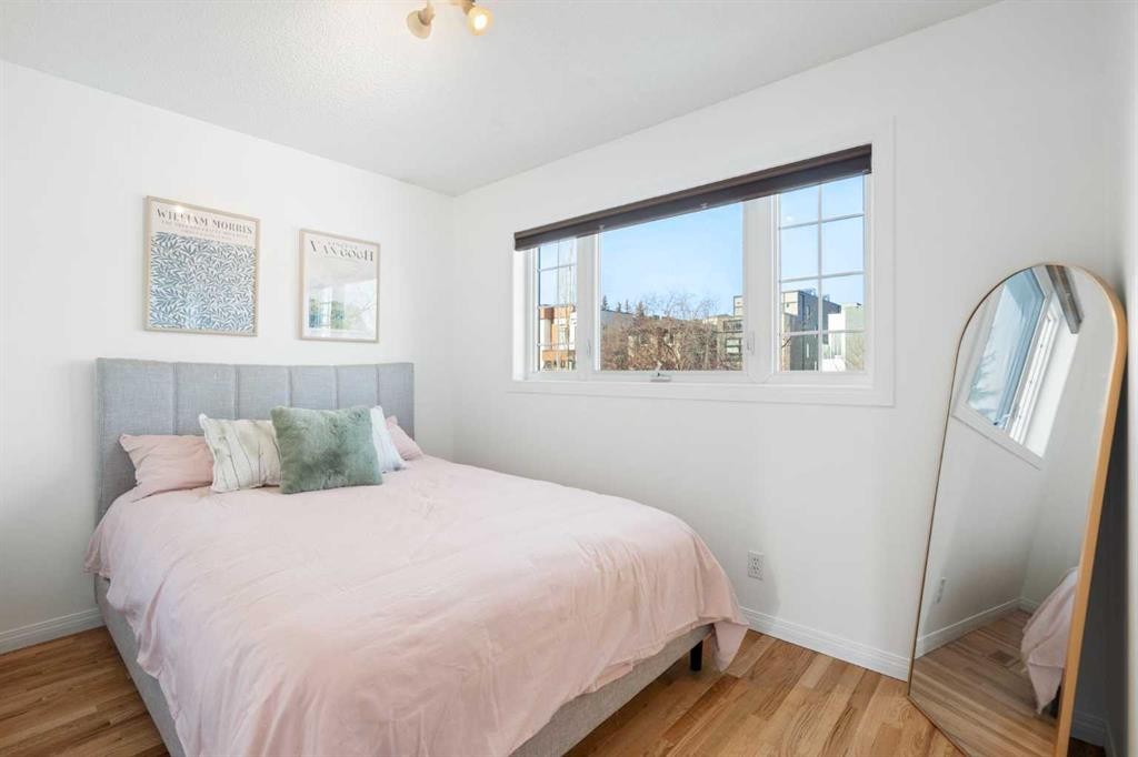 2213 31 Avenue Sw, Calgary, AB - Indoor Photo Showing Bedroom