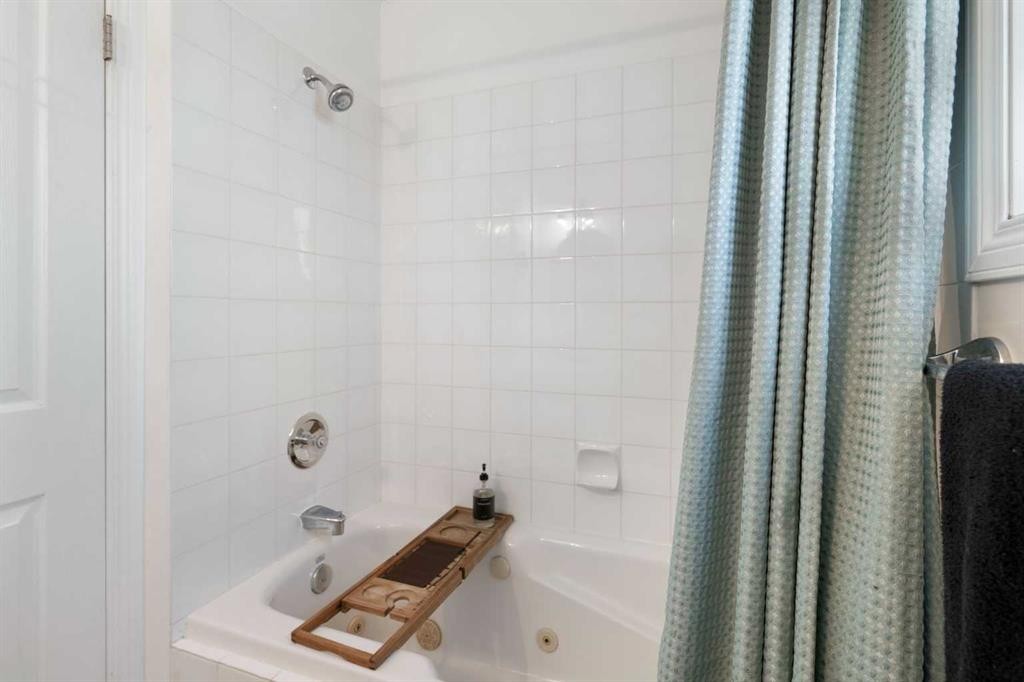 2213 31 Avenue Sw, Calgary, AB - Indoor Photo Showing Bathroom