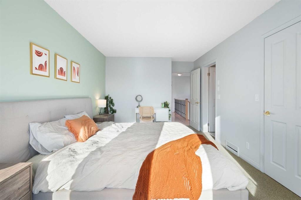 2213 31 Avenue Sw, Calgary, AB - Indoor Photo Showing Bedroom