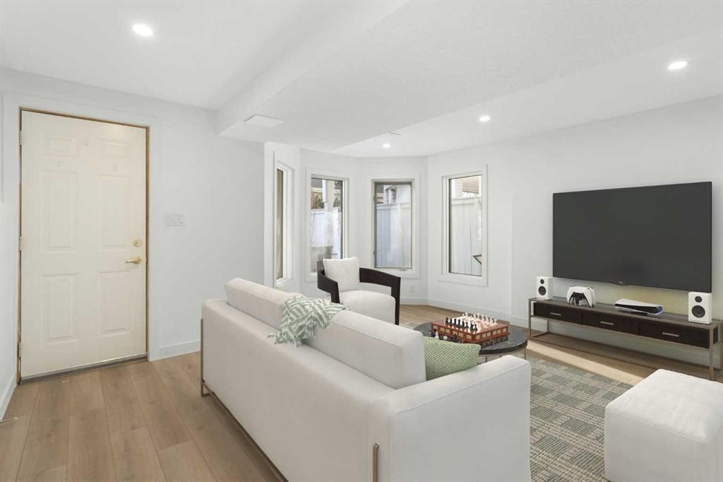 2213 31 Avenue Sw, Calgary, AB - Indoor Photo Showing Living Room
