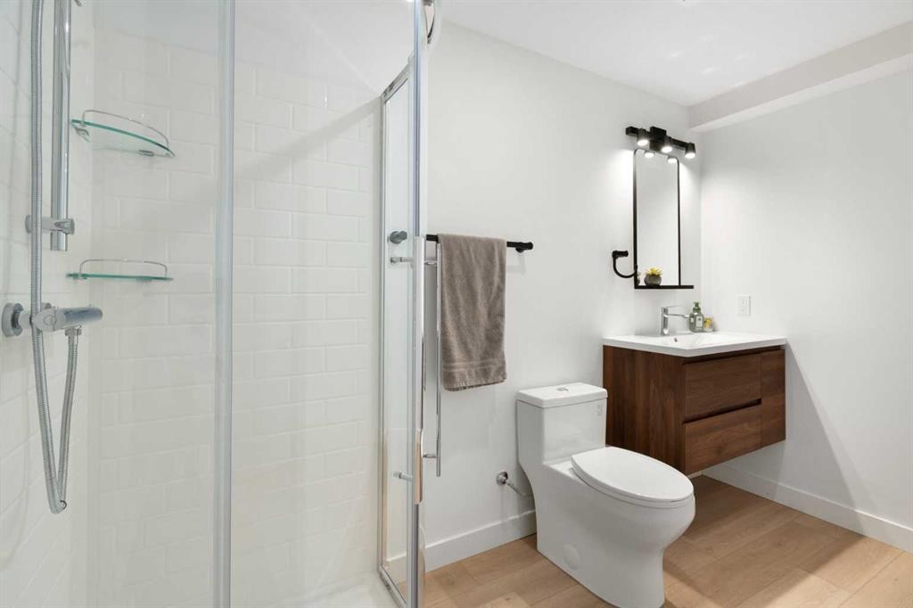 2213 31 Avenue Sw, Calgary, AB - Indoor Photo Showing Bathroom