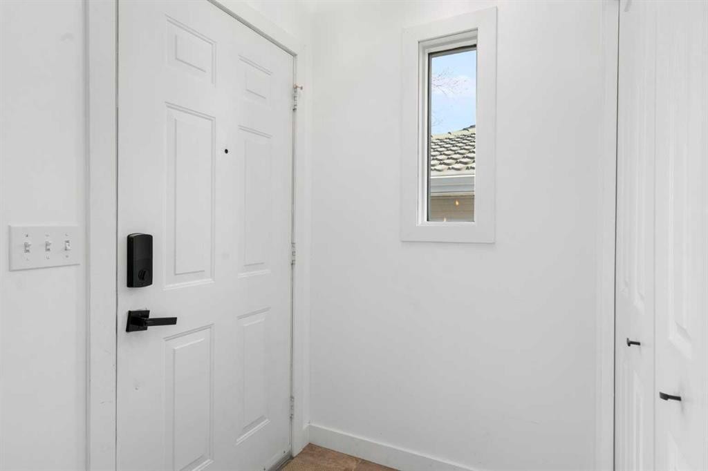 2213 31 Avenue Sw, Calgary, AB - Indoor Photo Showing Other Room