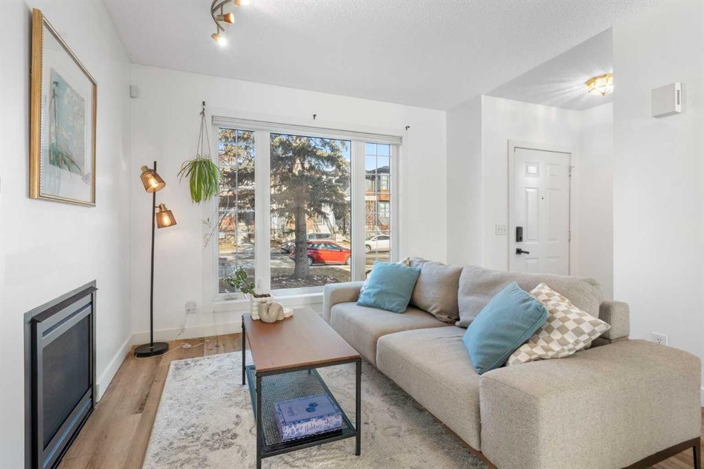 2213 31 Avenue Sw, Calgary, AB - Indoor Photo Showing Living Room With Fireplace