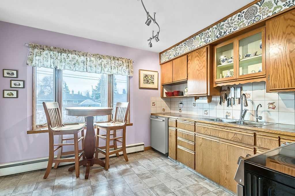 623 75 Avenue Sw, Calgary, AB - Indoor Photo Showing Kitchen With Double Sink
