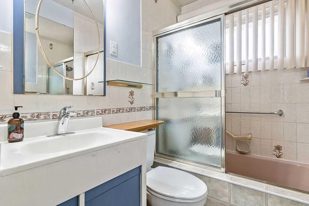 623 75 Avenue Sw, Calgary, AB - Indoor Photo Showing Bathroom