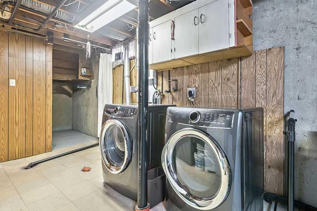 623 75 Avenue Sw, Calgary, AB - Indoor Photo Showing Laundry Room