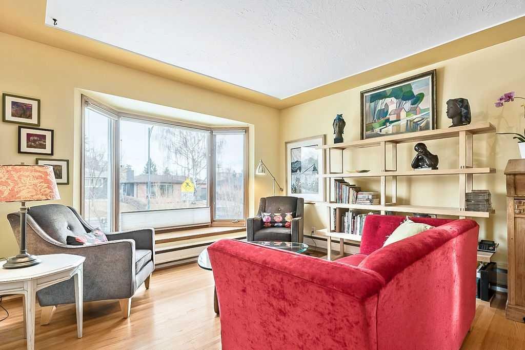 623 75 Avenue Sw, Calgary, AB - Indoor Photo Showing Living Room