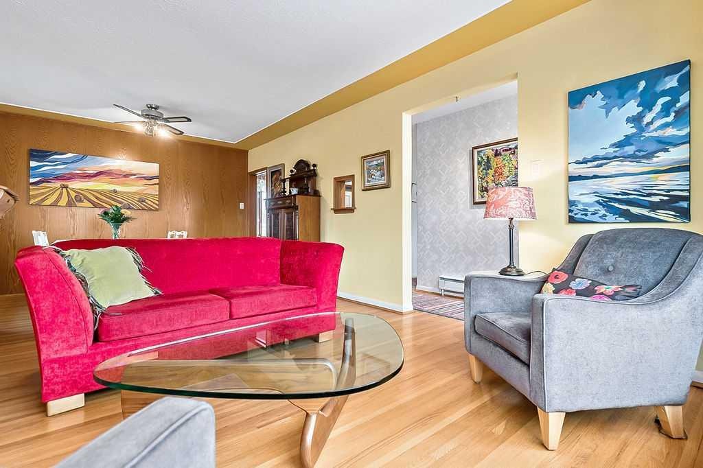 623 75 Avenue Sw, Calgary, AB - Indoor Photo Showing Living Room