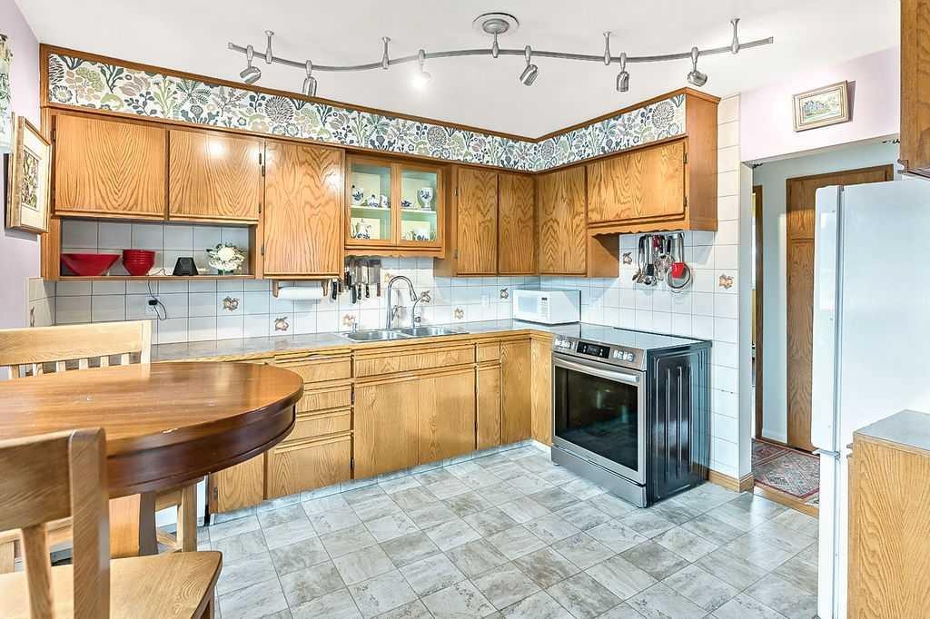 623 75 Avenue Sw, Calgary, AB - Indoor Photo Showing Kitchen With Double Sink