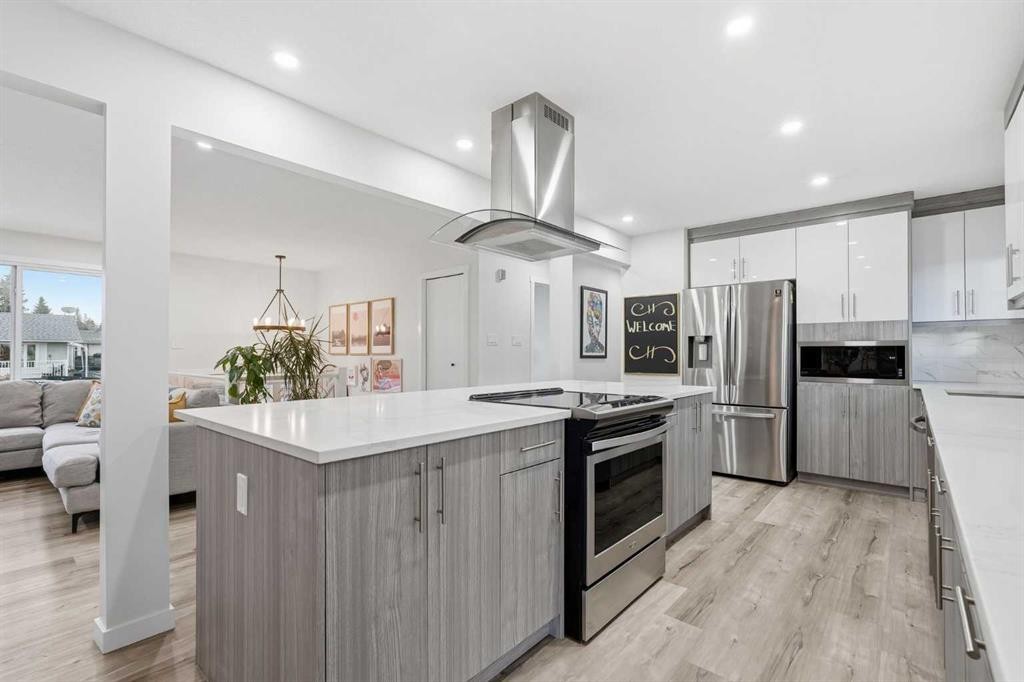 711 101 Avenue Sw, Calgary, AB - Indoor Photo Showing Kitchen With Upgraded Kitchen