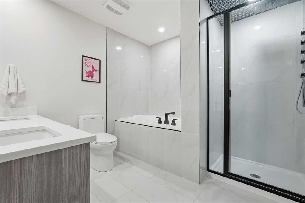 711 101 Avenue Sw, Calgary, AB - Indoor Photo Showing Bathroom