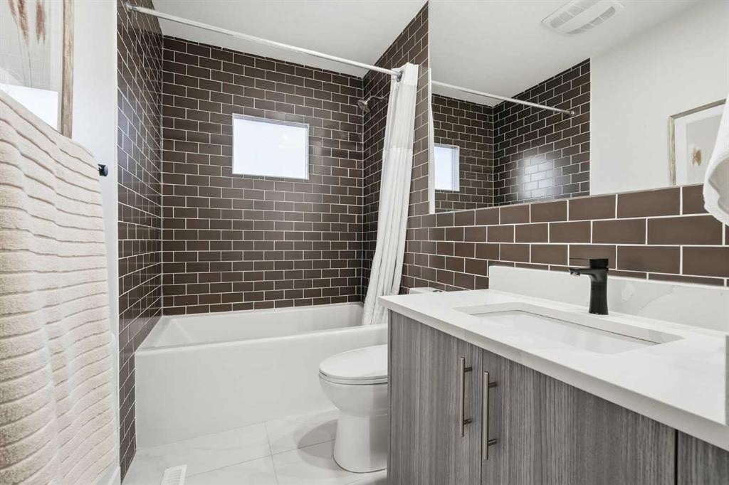 711 101 Avenue Sw, Calgary, AB - Indoor Photo Showing Bathroom