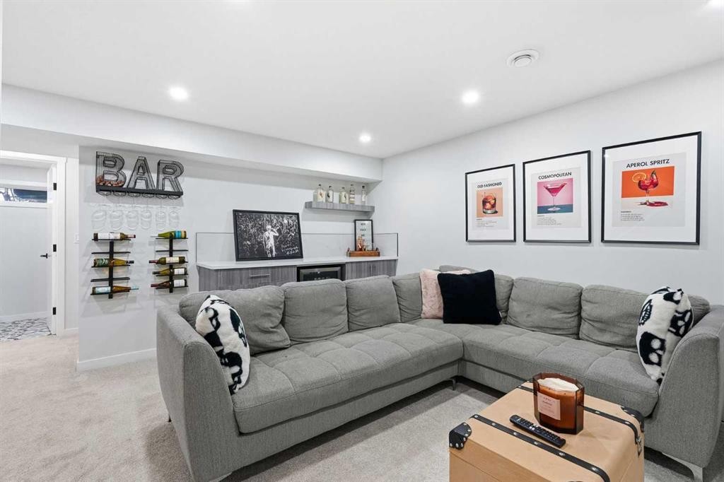 711 101 Avenue Sw, Calgary, AB - Indoor Photo Showing Living Room