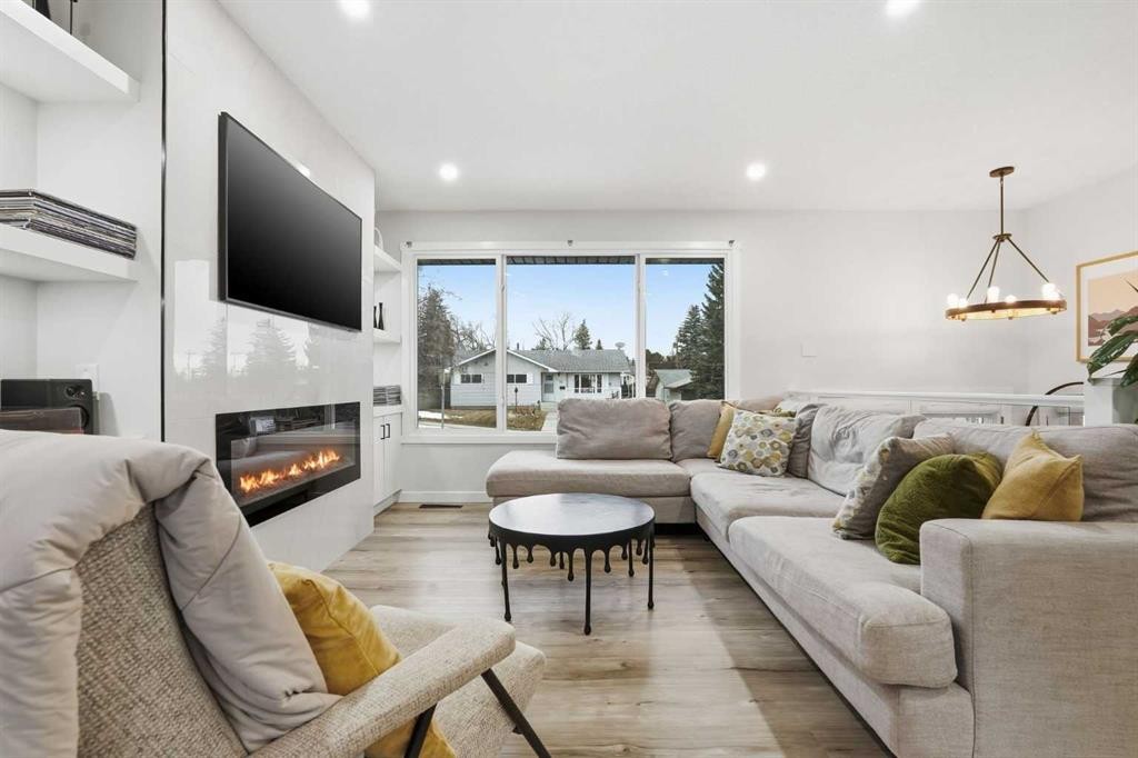 711 101 Avenue Sw, Calgary, AB - Indoor Photo Showing Living Room With Fireplace