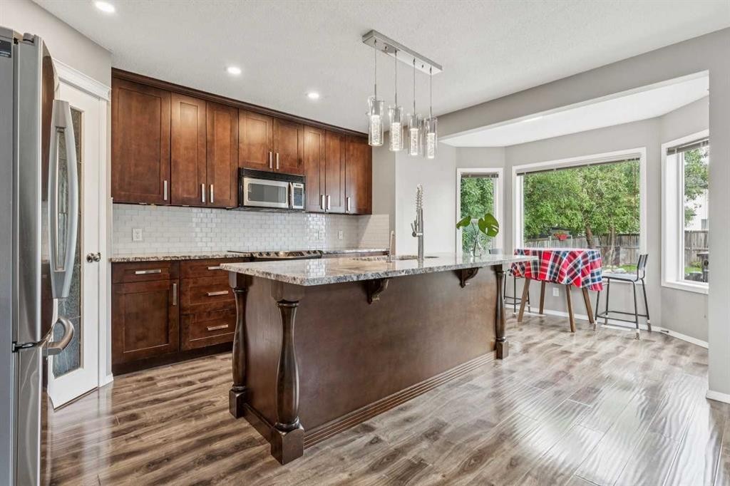 132 Citadel Meadow Bay Nw, Calgary, AB - Indoor Photo Showing Kitchen With Upgraded Kitchen