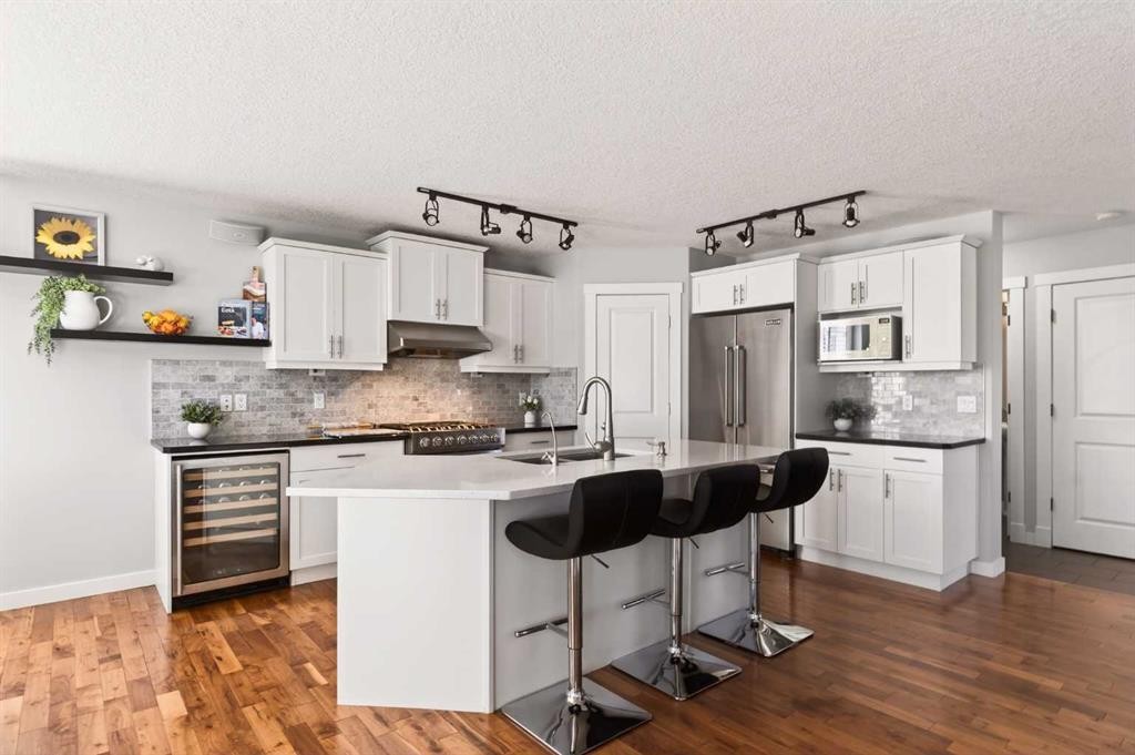 4 Cougarstone Square Sw, Calgary, AB - Indoor Photo Showing Kitchen With Upgraded Kitchen