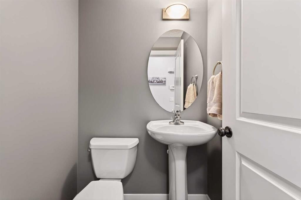 4 Cougarstone Square Sw, Calgary, AB - Indoor Photo Showing Bathroom