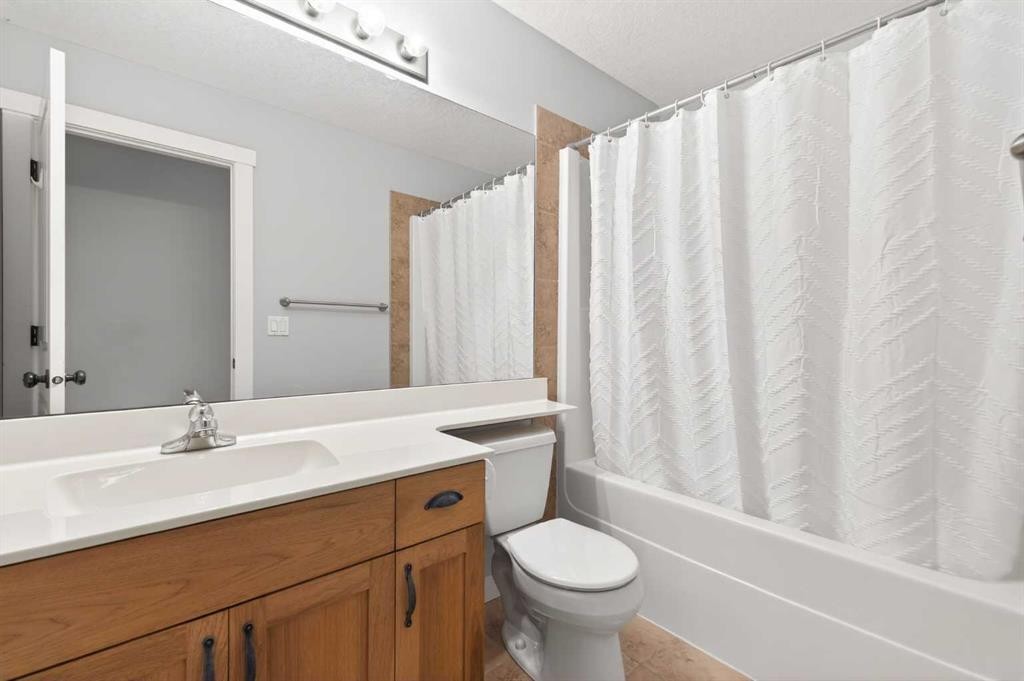 4 Cougarstone Square Sw, Calgary, AB - Indoor Photo Showing Bathroom
