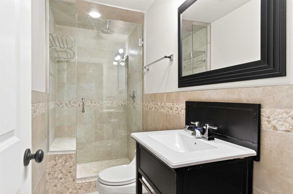 4 Cougarstone Square Sw, Calgary, AB - Indoor Photo Showing Bathroom