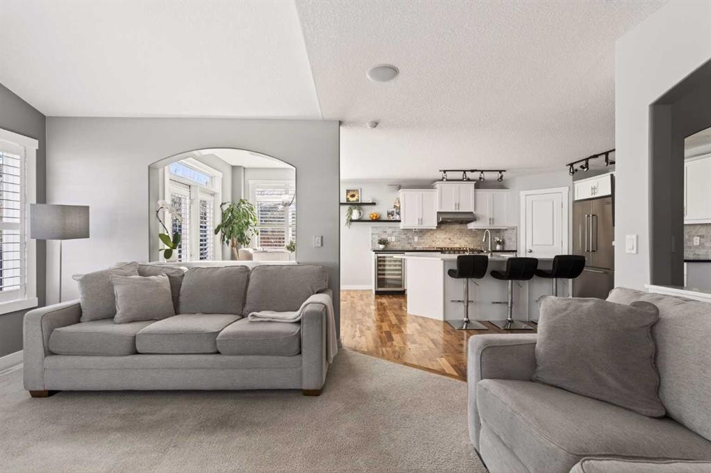 4 Cougarstone Square Sw, Calgary, AB - Indoor Photo Showing Living Room