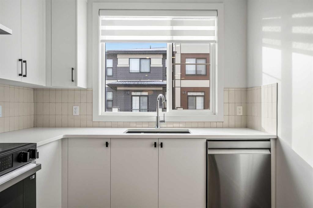 202-550 Seton Circle Se, Calgary, AB - Indoor Photo Showing Kitchen