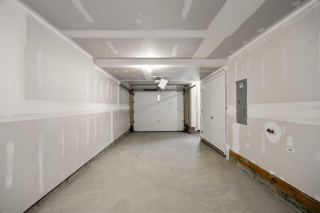 202-550 Seton Circle Se, Calgary, AB - Indoor Photo Showing Garage