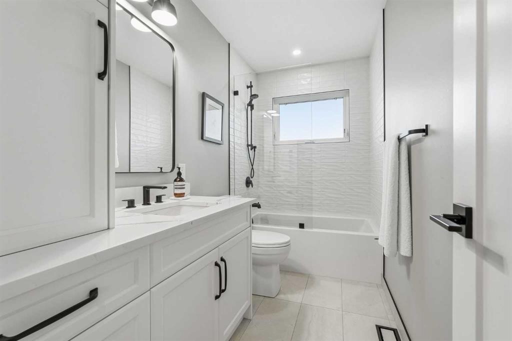 8615 7 Street Sw, Calgary, AB - Indoor Photo Showing Bathroom