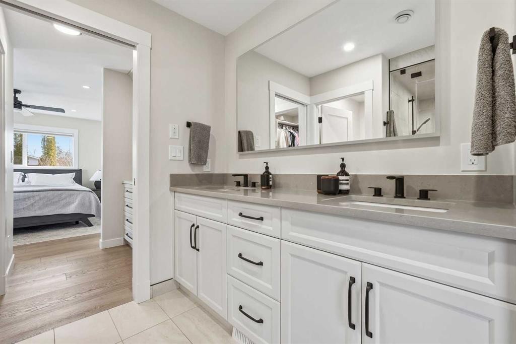 8615 7 Street Sw, Calgary, AB - Indoor Photo Showing Bathroom