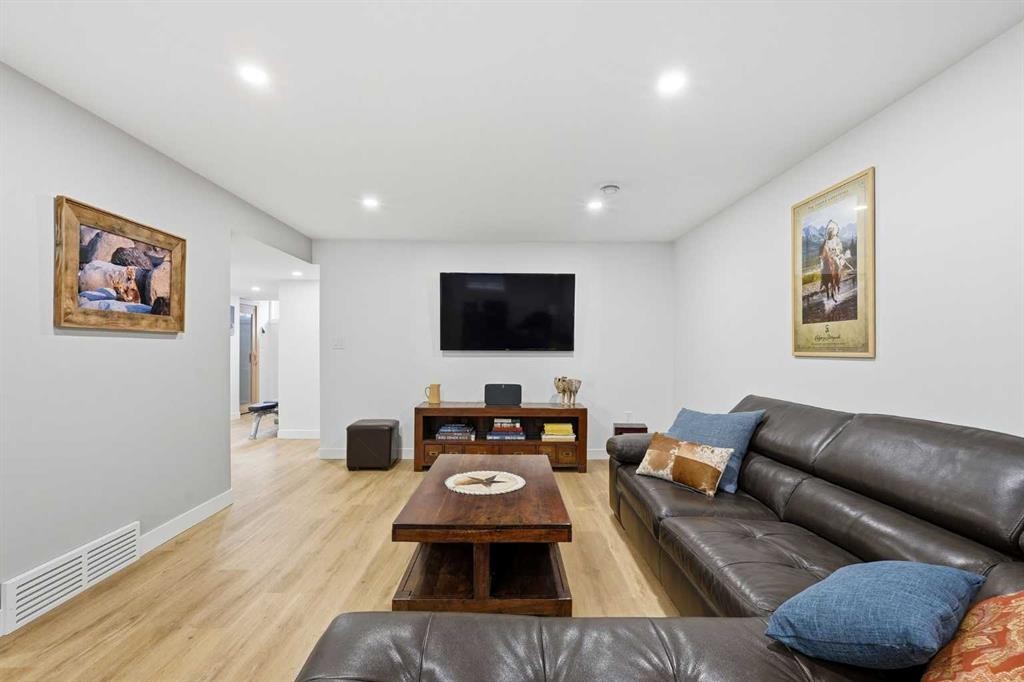 8615 7 Street Sw, Calgary, AB - Indoor Photo Showing Living Room