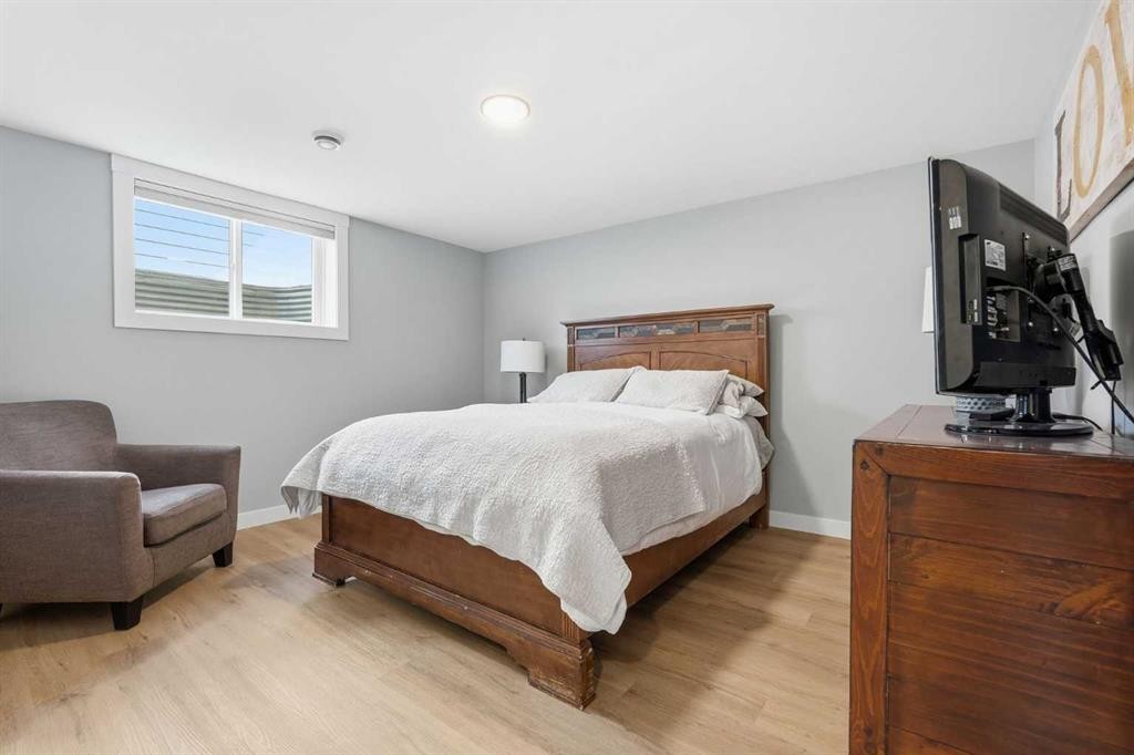 8615 7 Street Sw, Calgary, AB - Indoor Photo Showing Bedroom