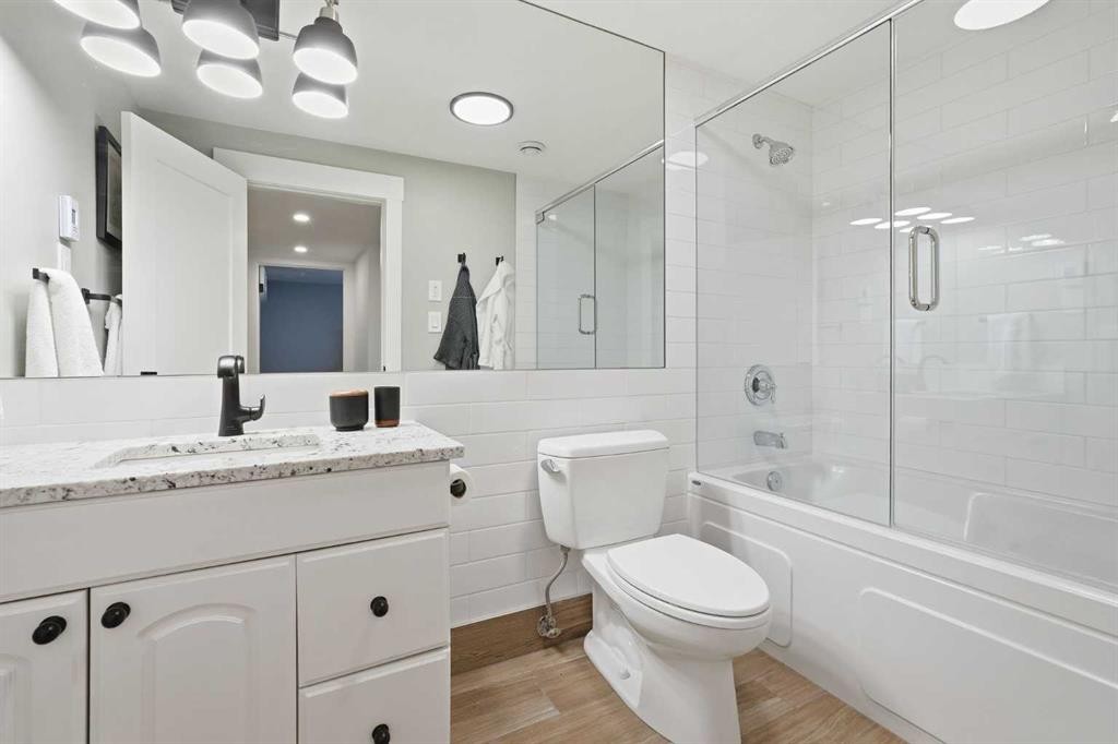 8615 7 Street Sw, Calgary, AB - Indoor Photo Showing Bathroom
