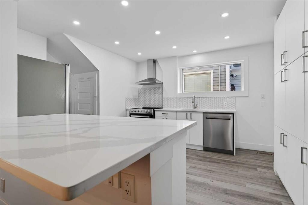 414 12 Avenue Nw, Calgary, AB - Indoor Photo Showing Kitchen With Upgraded Kitchen