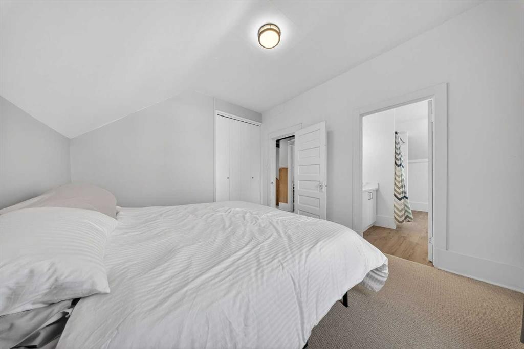 414 12 Avenue Nw, Calgary, AB - Indoor Photo Showing Bedroom