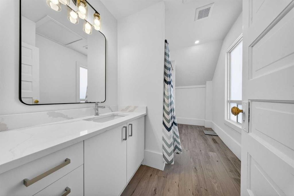 414 12 Avenue Nw, Calgary, AB - Indoor Photo Showing Bathroom