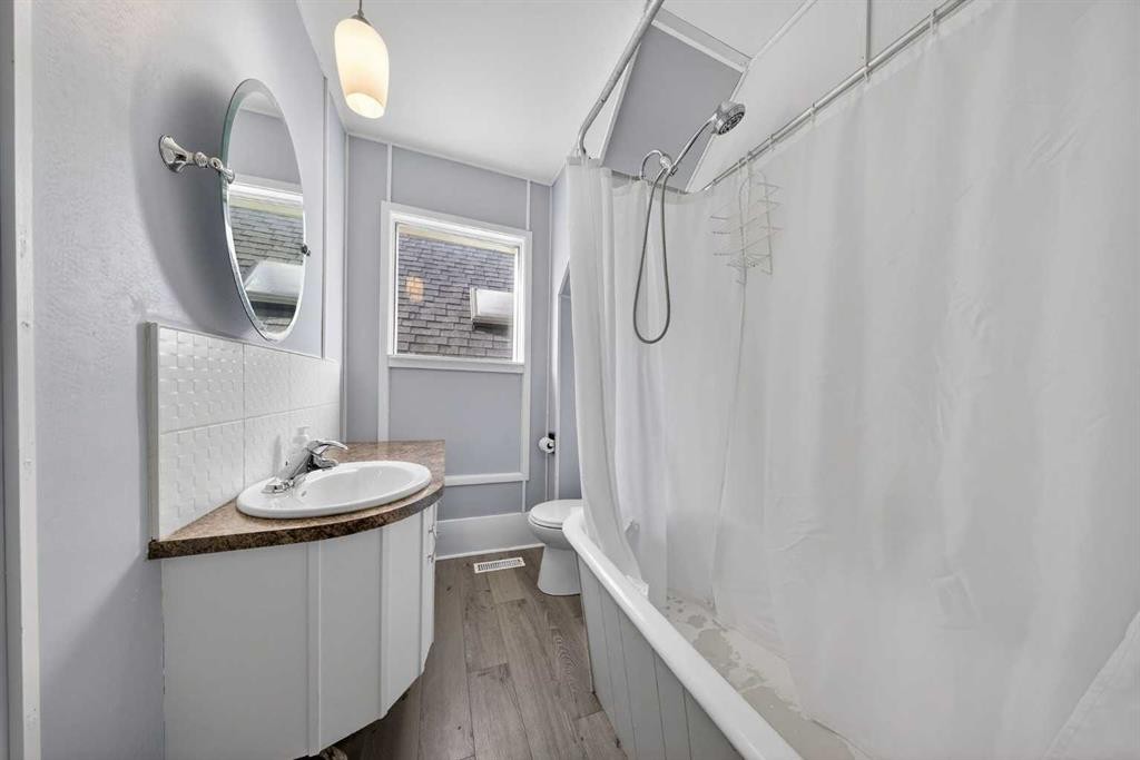 414 12 Avenue Nw, Calgary, AB - Indoor Photo Showing Bathroom