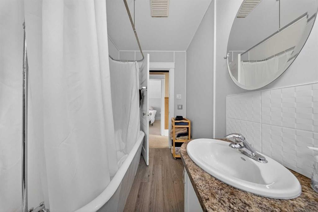 414 12 Avenue Nw, Calgary, AB - Indoor Photo Showing Bathroom