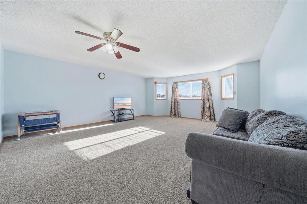 218 Tarawood Place Ne, Calgary, AB - Indoor Photo Showing Living Room