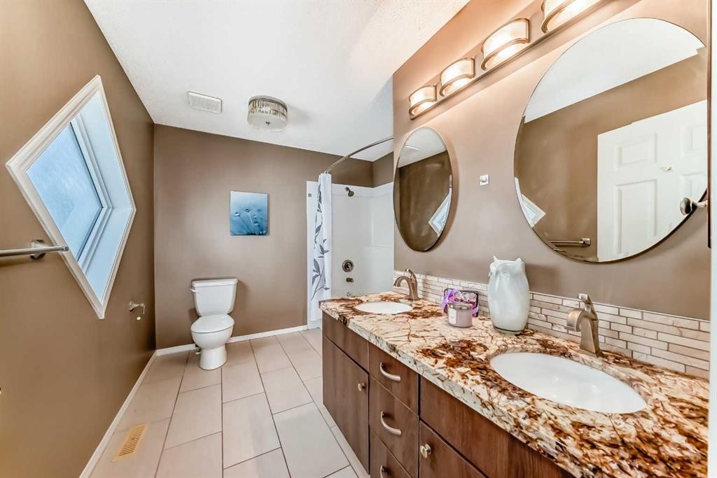 110 Somerglen Road Sw, Calgary, AB - Indoor Photo Showing Bathroom