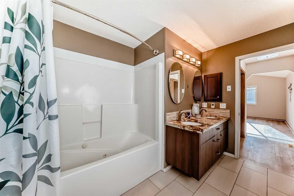110 Somerglen Road Sw, Calgary, AB - Indoor Photo Showing Bathroom