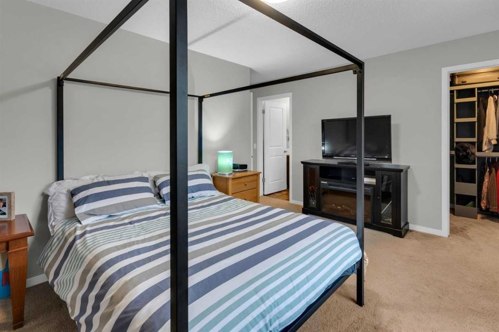 367 Fireside Place, Cochrane, AB - Indoor Photo Showing Bedroom