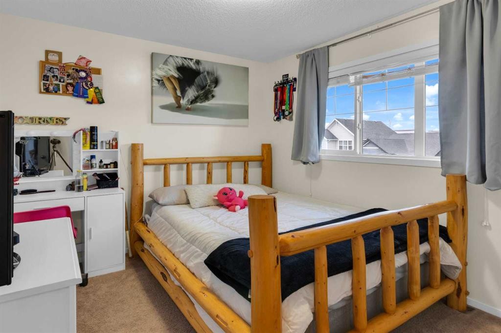 367 Fireside Place, Cochrane, AB - Indoor Photo Showing Bedroom