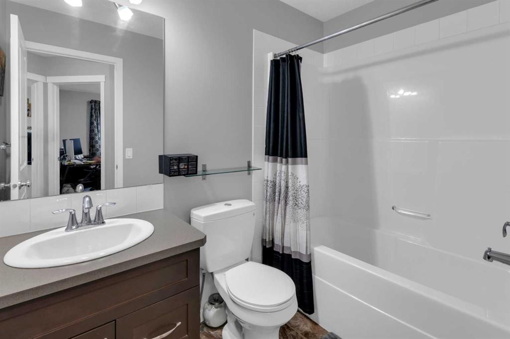 367 Fireside Place, Cochrane, AB - Indoor Photo Showing Bathroom