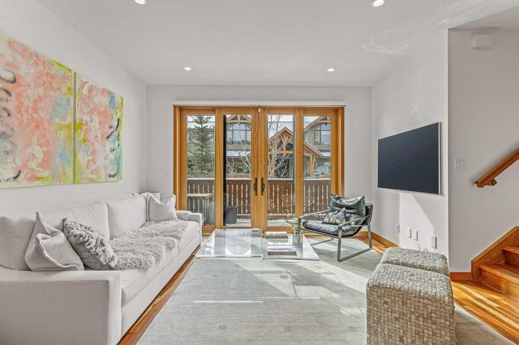 4-511 6Th Avenue, Canmore, AB - Indoor Photo Showing Living Room