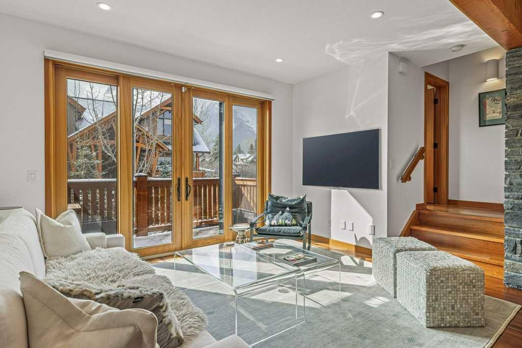 4-511 6Th Avenue, Canmore, AB - Indoor Photo Showing Living Room