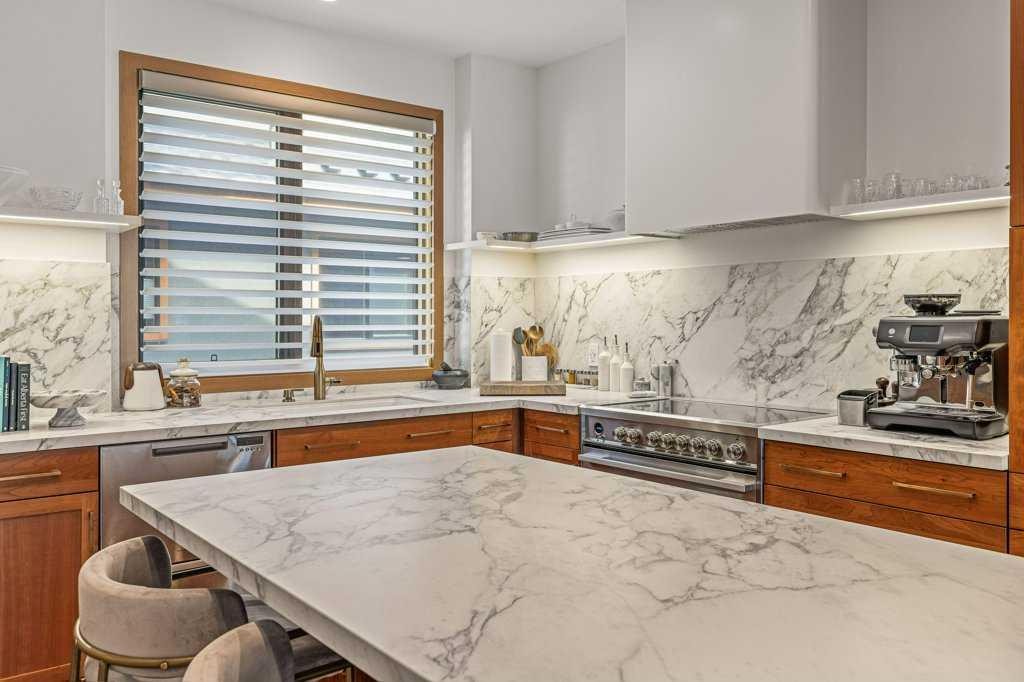 4-511 6Th Avenue, Canmore, AB - Indoor Photo Showing Kitchen