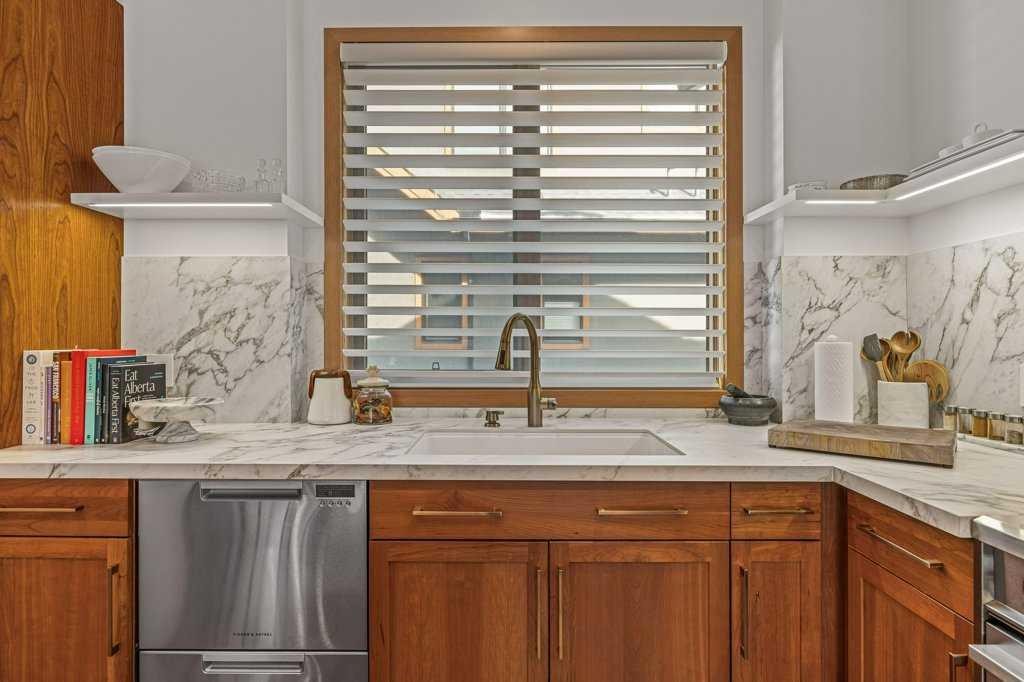 4-511 6Th Avenue, Canmore, AB - Indoor Photo Showing Kitchen
