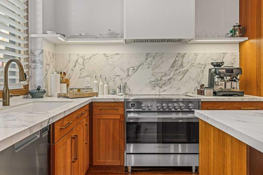 4-511 6Th Avenue, Canmore, AB - Indoor Photo Showing Kitchen